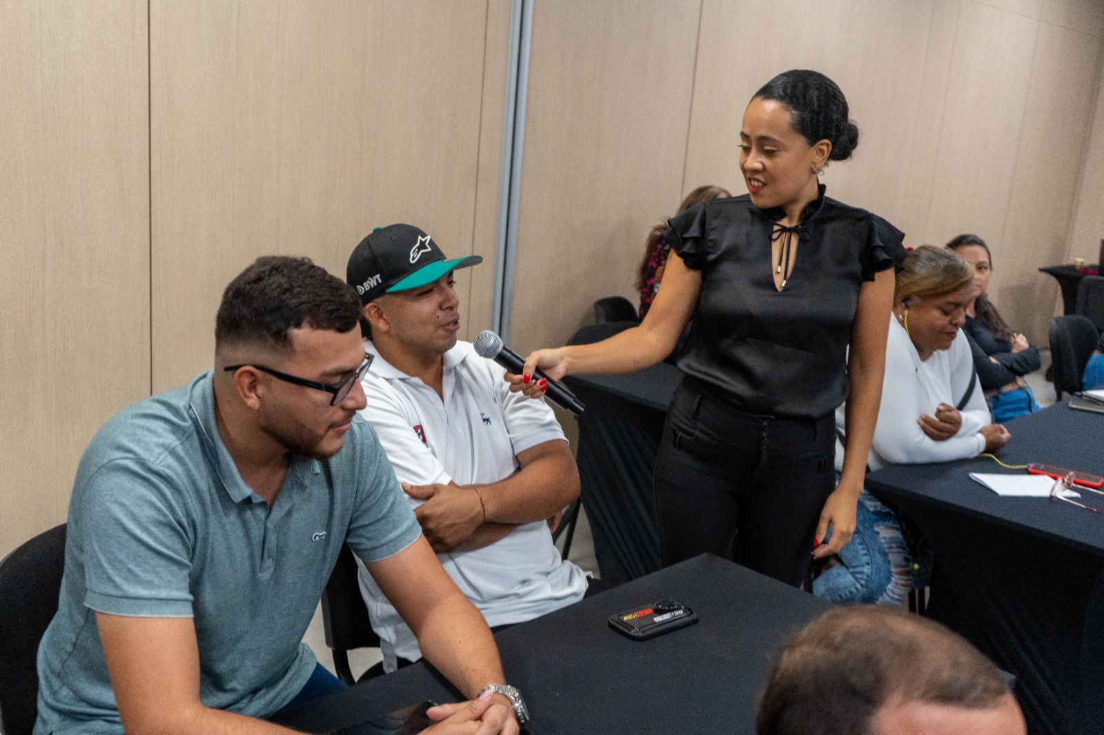 Grupo de personas en charla